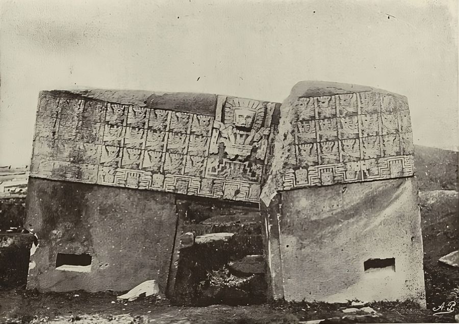 Fotografía antigua de la Puerta del Sol de Tiwanaku: un vano tallado en un solo bloque de piedra, con el friso de figuras labradas en el dintel.